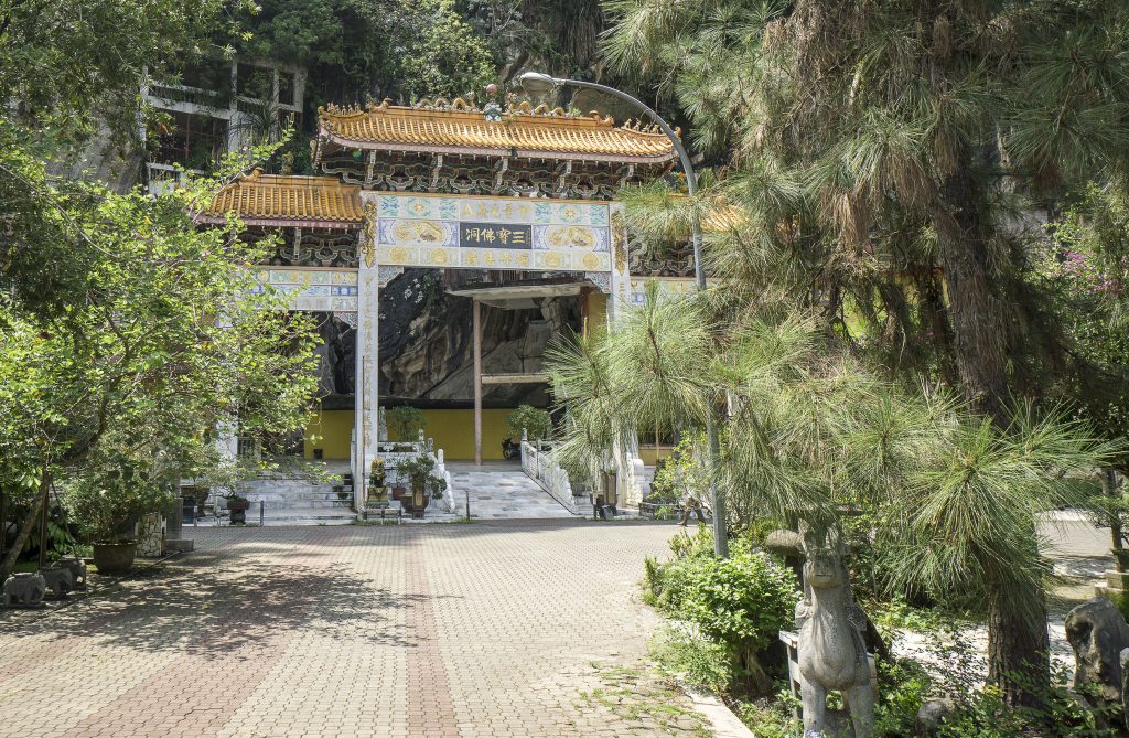Sam Poh Tong cave temple